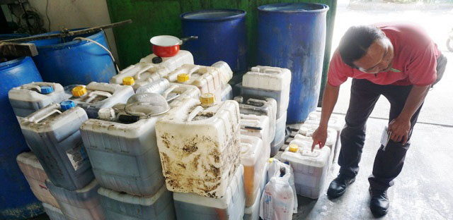 Petugas pengumpul jelantah mengecek kiriman dari rumah tangga dan usaha, lalu disaring sebelum diolah jadi biodiesel. Tiap bulan mengumpulkan rata-rata 10 ribu liter jelantah. Foto : Luh De Suriyani