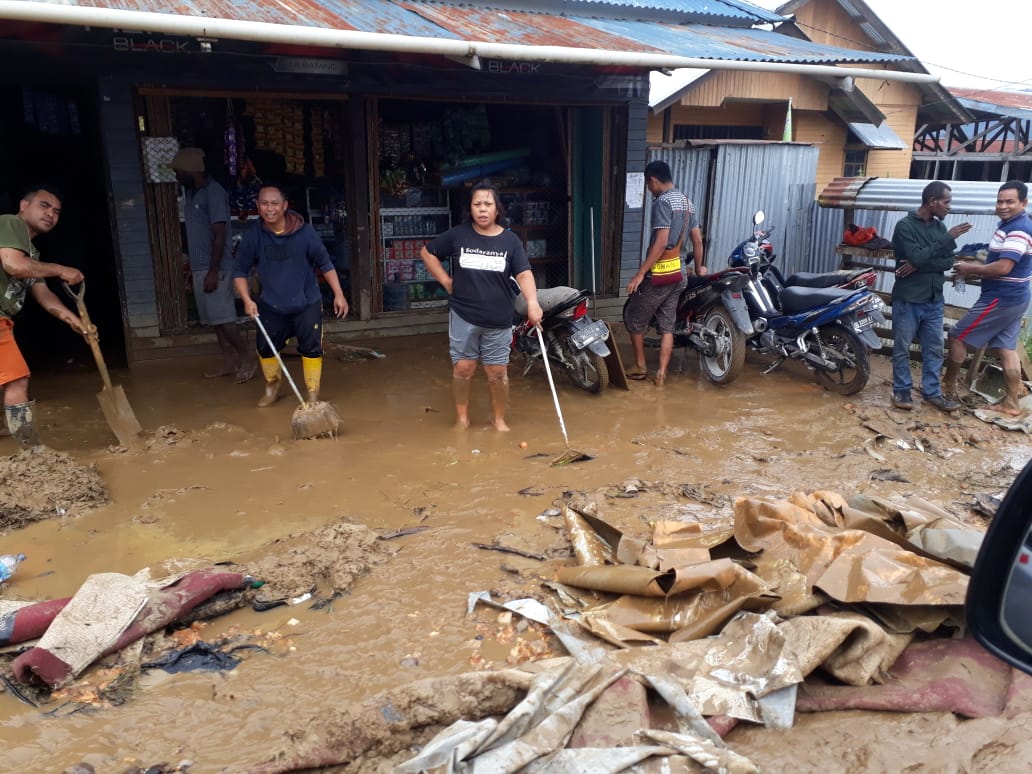 Warga Paniai, bersih-bersih usai banjir bandang. Foto: BPBD/BNPB