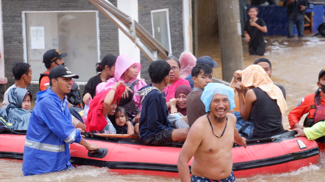 Masyarakat terdampak banjir dievakuasi di Tanjungpinang, Kepulauan Riau, awal Januari 2021. Tanjungpinang, salah satu daerah terdampak banjir yang mencapai pinggang orang dewasa. Foto: Yogi Eka Sahputra