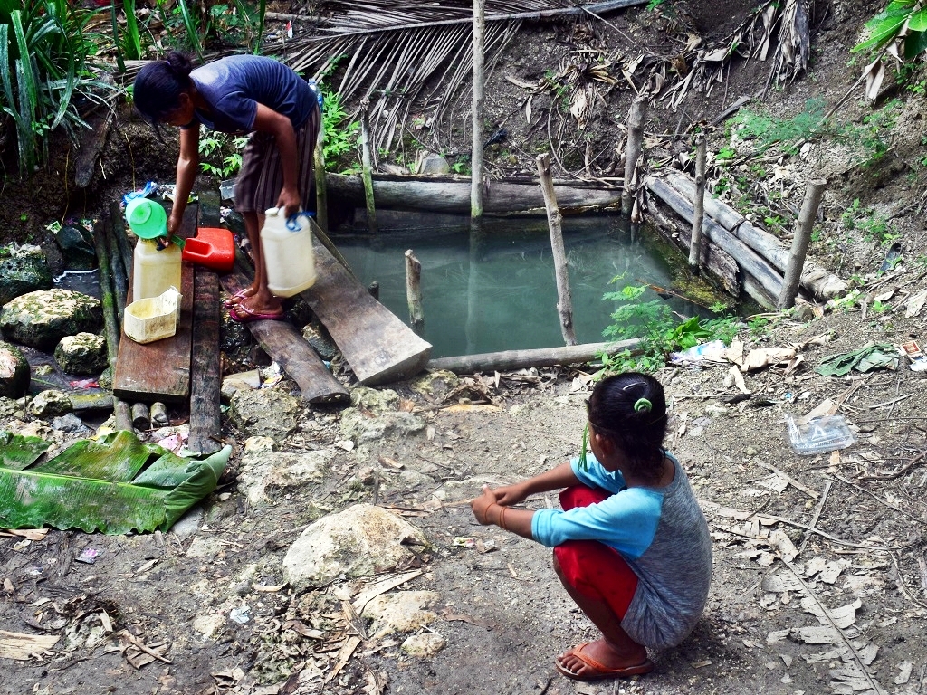 Warga Kampung Luwuk, Desa Satar Punda, Kecamatan Lamba Leda, Kabupaten Manggarai Timur,NTT sedang mengambil air dari mata air di dekat areal persawahan. Foto : Ebed de Rosary/Mongabay Indonesia.