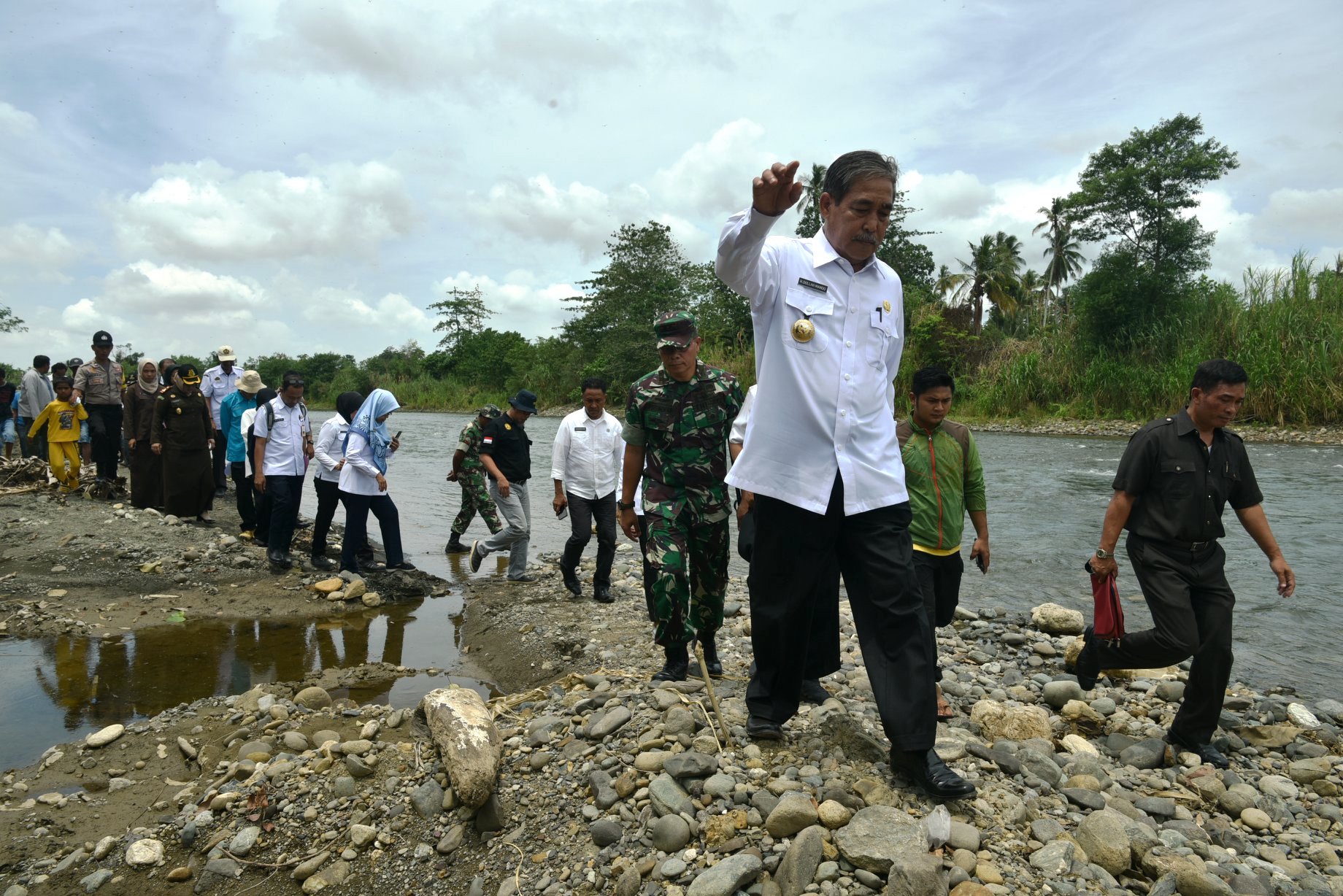 Bupati Sidenreng Rappang, H Dollah Mando (depan) turun langsung meninjau sejumlah lokasi tambang pasir dan batu di sepanjang Sungai Bila Kecamatan Pitu Riase, Kabupaten Sidrap, Sulsel, Rabu (20/2/2019). Foto : sidrapkab.go.id