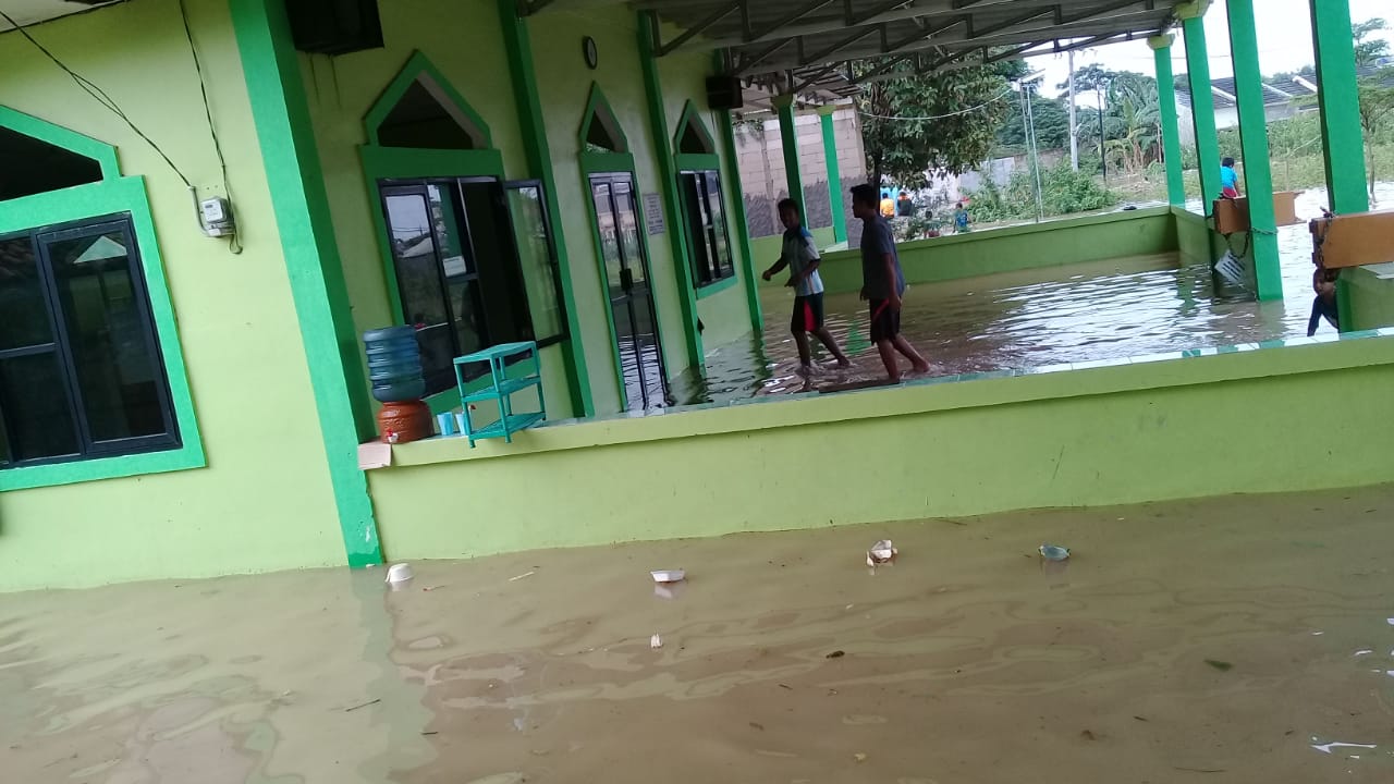 Banjir menggenangi mesjid di di Kabupaten Bekasi. Foto: Ardian 