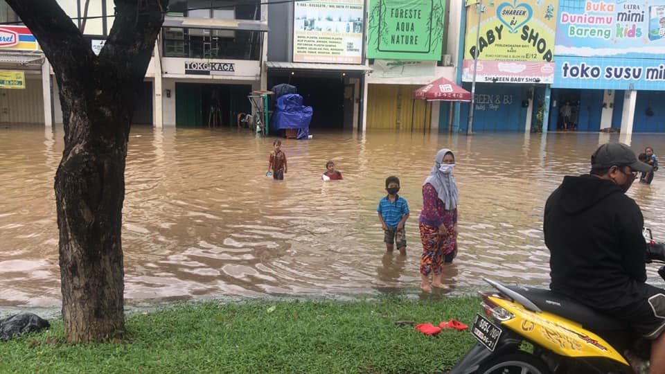 Banjir terjadi di kawasan Bintaro, Tangerang Selatan. Foto: dari Facebook Trino Prayoga