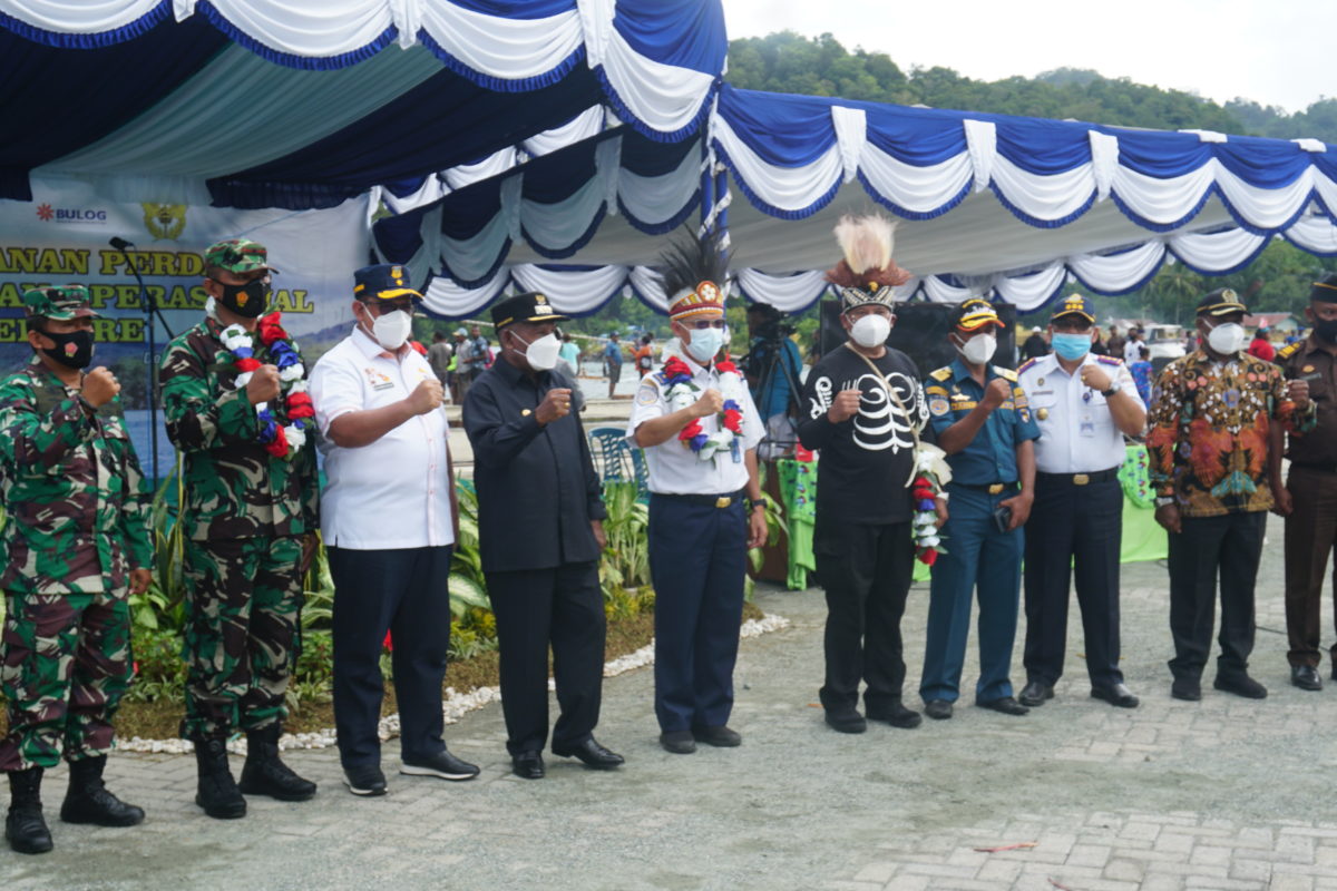 Bupati Jayapura bersama Tokoh adat, Asisten II Setda Provinsi Papua dan perwakilan Kementerian Perhubungan berfoto bersama usai peresmiab.JPG
