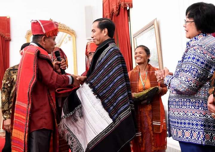 Presiden Joko Widodo, yang memberikan SK kepada tetua adat Pandumaan Sipituhuta, yang menyatakan, mengeluarkan wilayah adat Pandumaan-Sipituhuta dari konsesi PT TPL. Foto: dokumen Delima Silalahi