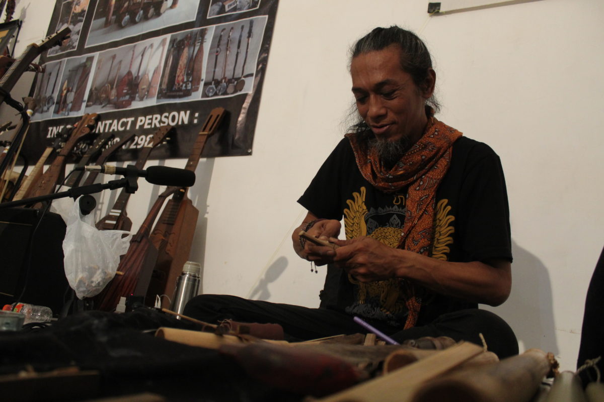 Bejo Sandy tengah berkutat membuat rinding, harpa mulut khas Malang. Foto: Eko Widianto/ Mongabay Indonesia
