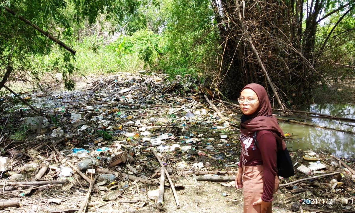 Sampah plastik yang memenuhi tepian dan Kali Marmoyo, anak Sungai Brantas di Jawa Timur. Foto: Ecoton