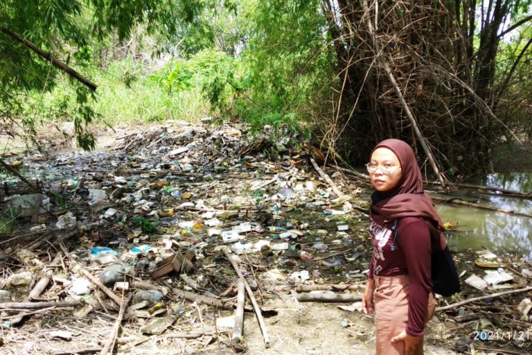 Sampah plastik yang memenuhi tepian dan Kali Marmoyo, anak Sungai Brantas di Jawa Timur. Foto: Ecoton