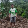 Kawaeu berdiri di tanah yang dulu lokasi rumahnya yang runtuh terlibas tanah longsor. Foto: Agus Mawan/ Mongabay Indonesia