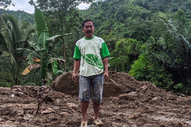 Kawaeu berdiri di tanah yang dulu lokasi rumahnya yang runtuh terlibas tanah longsor. Foto: Agus Mawan/ Mongabay Indonesia