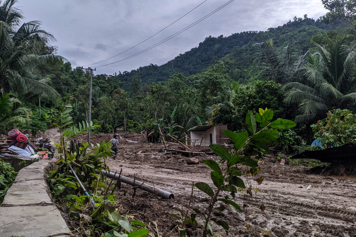 Kondisi desa dua hari setelah longsor. Foto: Agus Mawan/ Mongabay Indonesia