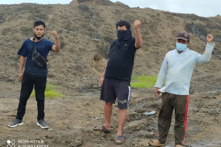 Tumpukan limbah sawit dibuang di sekitar lahan pertanian warga di Rembang. Foto: Lilik Yuliantoro