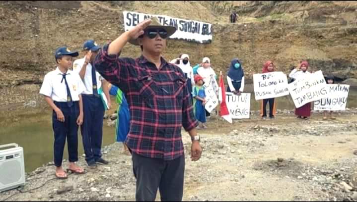 Andi Kengkeng (depan) dan dua rekannya diajukan ke pengadilan karena aksi menolak tambang di Sungai Bila, Kabupaten Sidrap, Sulsel yang membuat kerusakan parah ekosistem sungai itu. Foto: AMPSB/Mongabay-Indonesia.