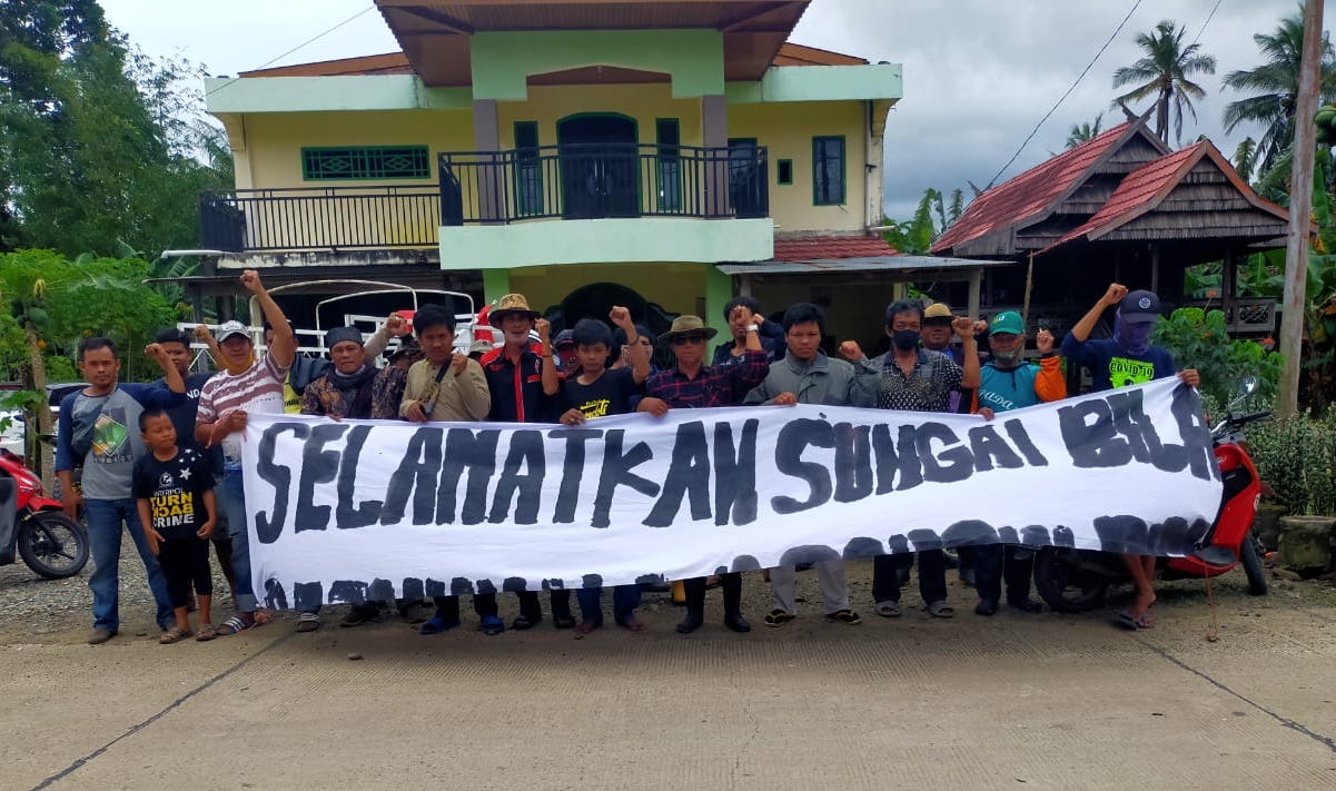 Aksi warga Kecamatan Pitu Riase, Sidrap, Sulsel yang menolak aktivitas tambang di Sungai BIla sudah dilakukan sejak 2014 karena berdampak pada sumber penghidupan mereka. Foto: AMPSB/Mongabay-Indonesia.
