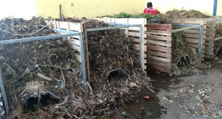 Pengolahan sampah organik menjadi kompos (Foto : Daru Setyorini).