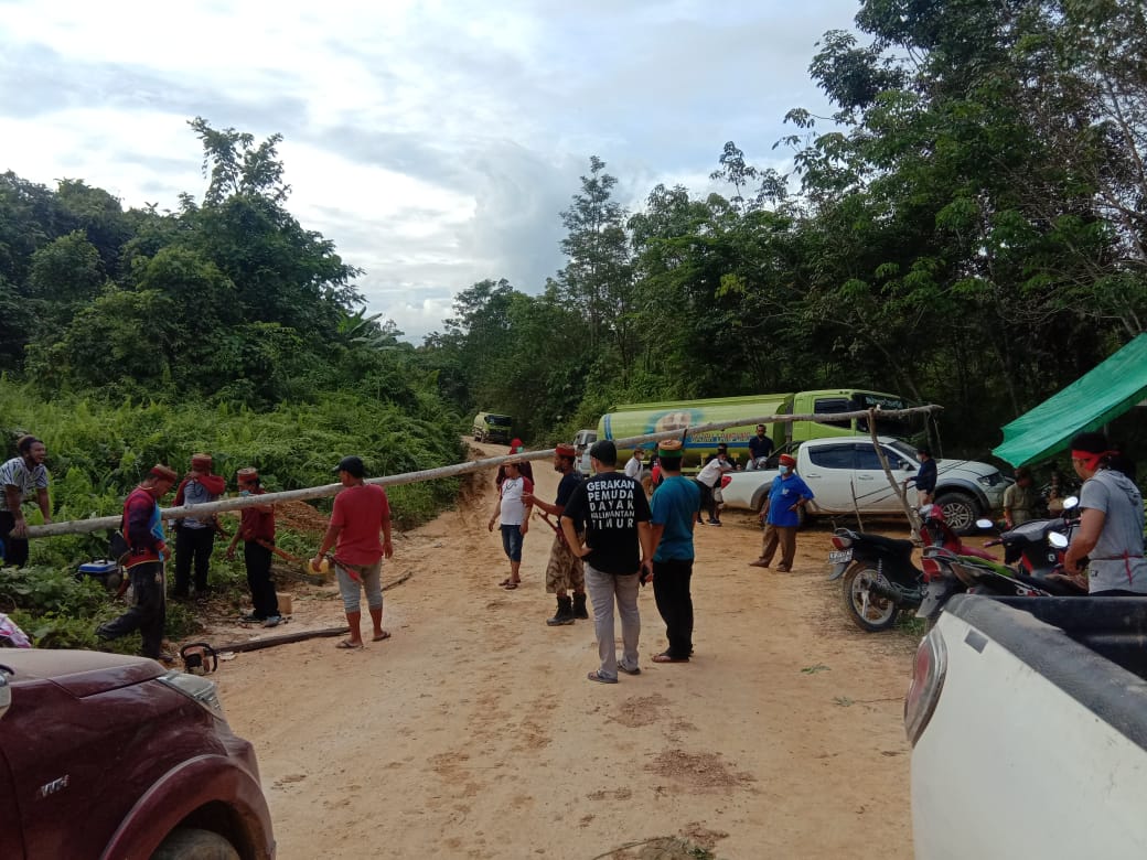 Aksi Komunitas Dayak Modang, protes perusahaan sawit yang mengambil wilayah adat mereka. Foto: dokumen Komunitas Adat Dayak Modang