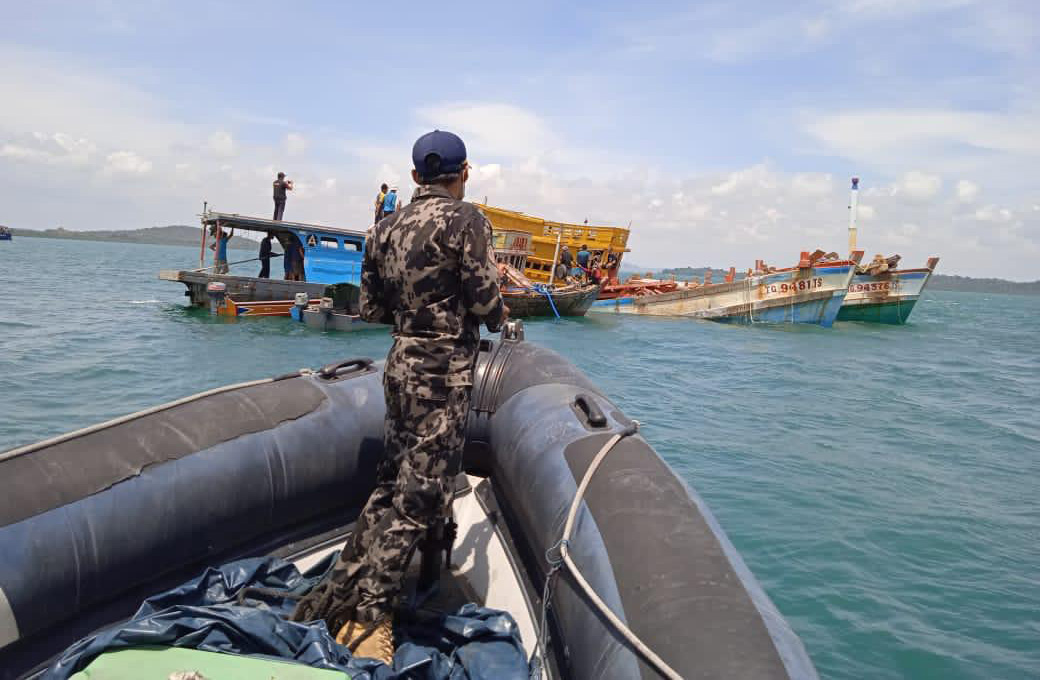 Aparat sedang memantau penenggelaman kapal asing di Perairan Batam baru-baru ini. (Yogi Eka Sahputra)