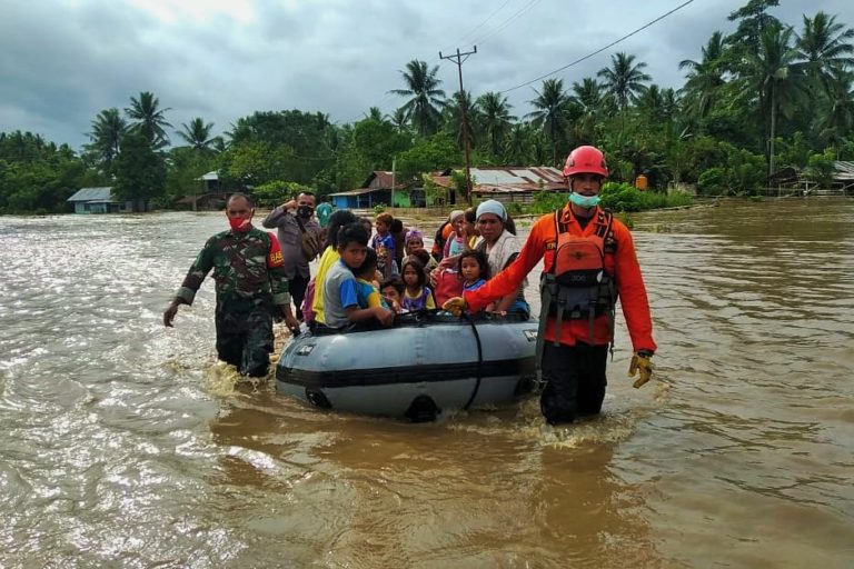 Evakuasi-warga-Kao-Halmahera-Utara-yang-terkepung-banjir-pada-Januari-2021-Lalu-foto-SAR-Halmahera-Utara