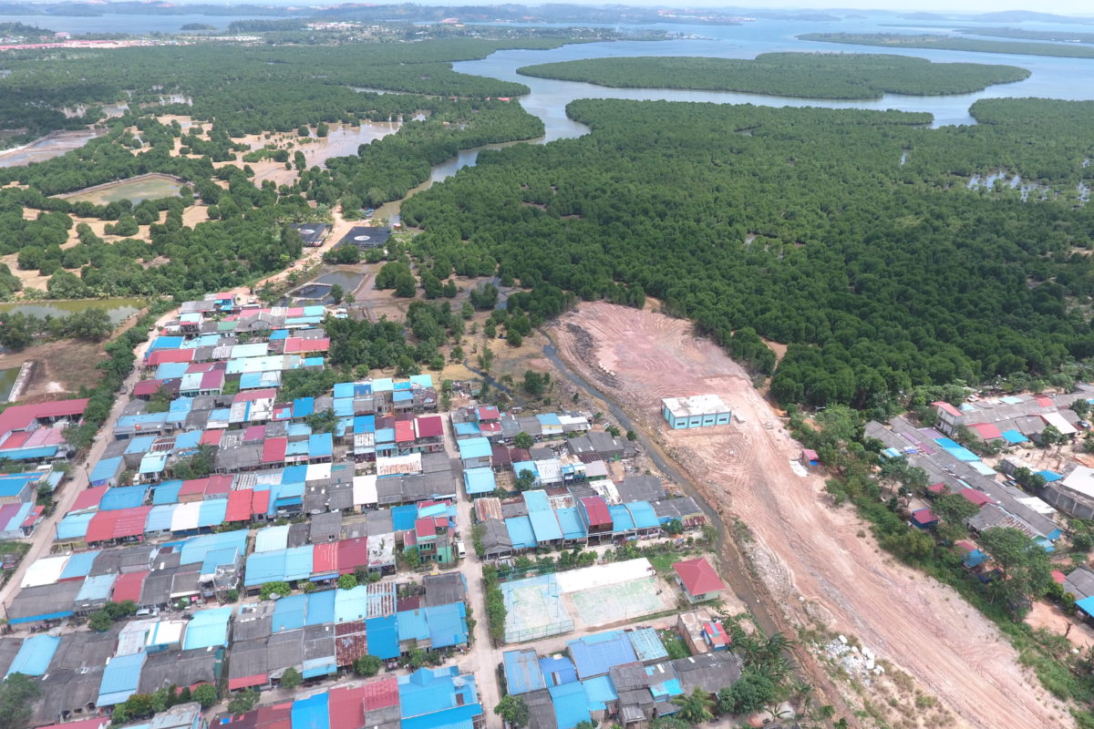 Maraknya penimbunan untuk keperluan permukiman warga menjadi tantangan pelestarian mangrove di Kepulauan Riau. Penimbunan sering menyerbot aturan yang ada. (foto= Yogi).jpg