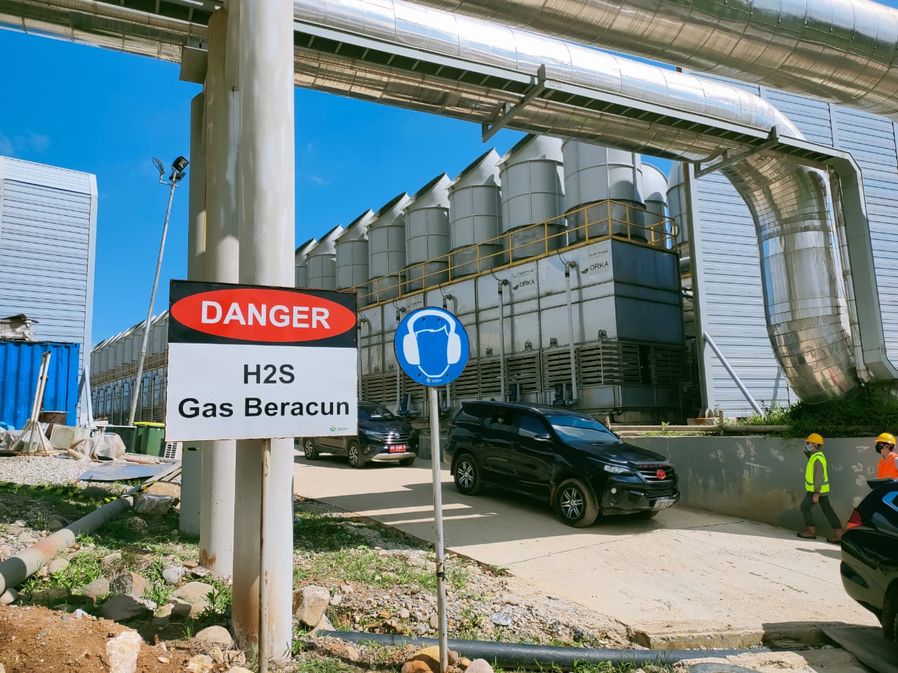 Plang peringatan bahaya gas beracun. Foto: Ayat S Karokaro/ Mongabay Indonesia