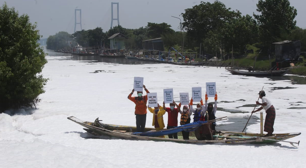 Aktivis Ecoton, mengayuh sampan di tengah 'salju' di Sungai Tambak Wedi, Surabaya. Foto: dokumen Ecoton