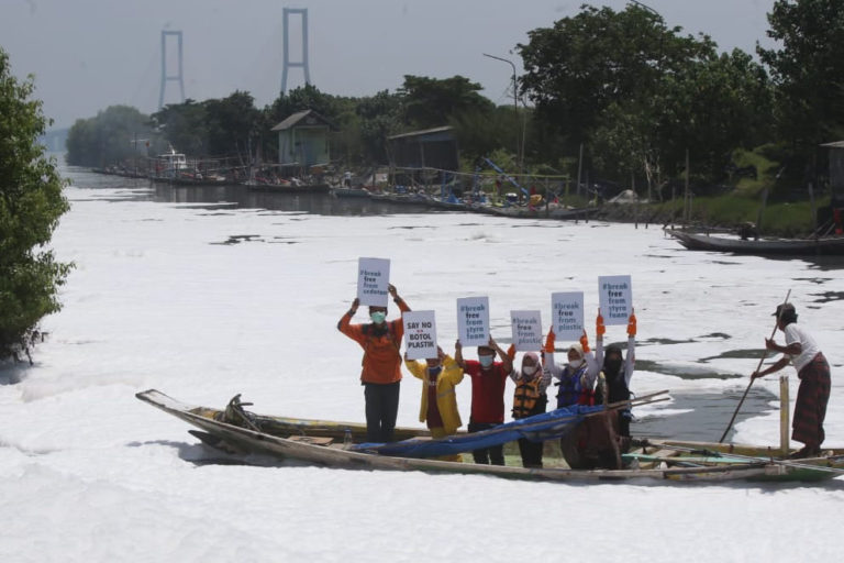 Aktivis Ecoton, mengayuh sampan di tengah 'salju' di Sungai Tambak Wedi, Surabaya. Foto: dokumen Ecoton