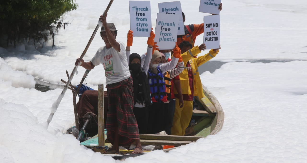  'Salju' tebal di Sungai Tambak Wedi. Foto: dokumen Ecoton