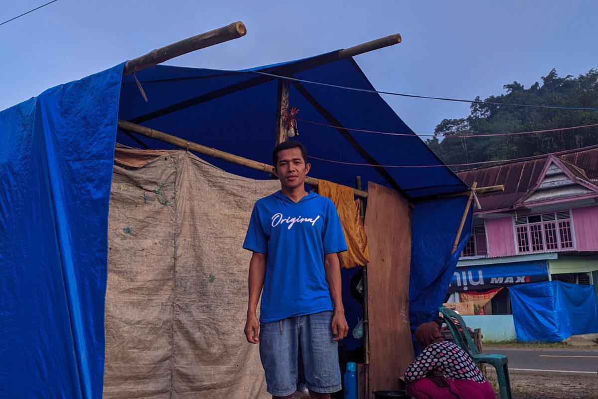 Rahman, satpam di Kantor Gubenur Sumbar, kini masih tinggal di tenda pengungsian. Foto: Agus Mawan/ Mongabay Indonesia 