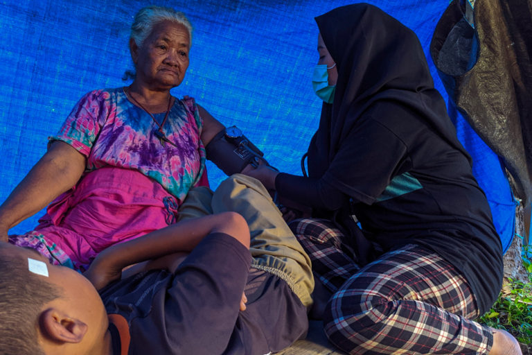 Relawan medis di Desa Taan periksa kesehatan pengungsi. Foto: Agus Mawan/ Mongabay Indonesia 