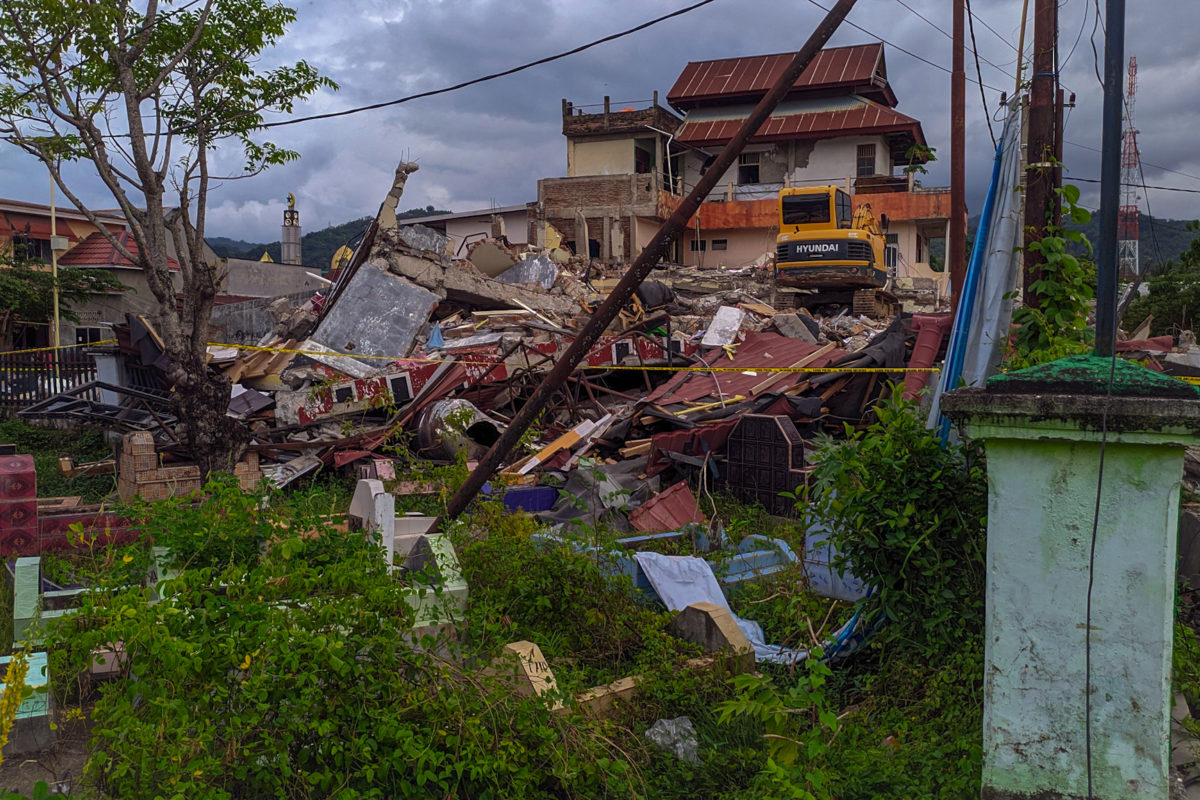 Rumah tiga lantai rata dengan tanah karena gempa di Mamuju. Foto: Agus Mawan/ Mongabay Indonesia