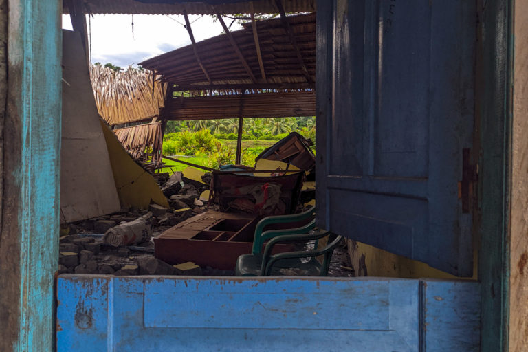 Rumah rusak kena hantam hempa di Majene. Foto: Agus Mawan/ Mongabay Indonesia
