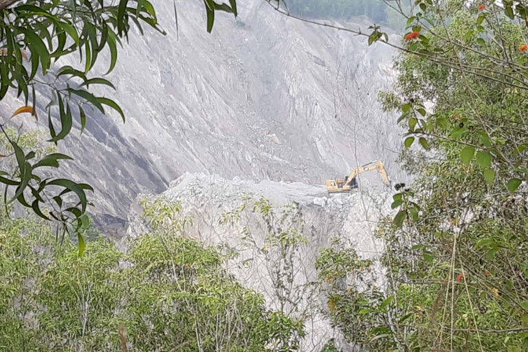 Alat berat mengeruk tanah untuk mendapatkan batubara. Foto: Jaka HB/ Mongabay Indonesia