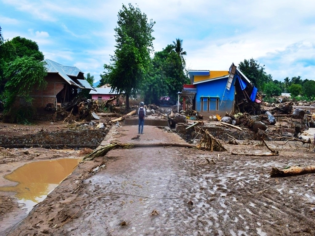 Perumahan di bantaran kali di Waiwerang, Kecamatan Adonara Timur, Kabupaten Flores Timur, NTT yang mengalami kerusakan akibat banjir bandang. Foto : Ebed de Rosary/Mongabay Indonesia.