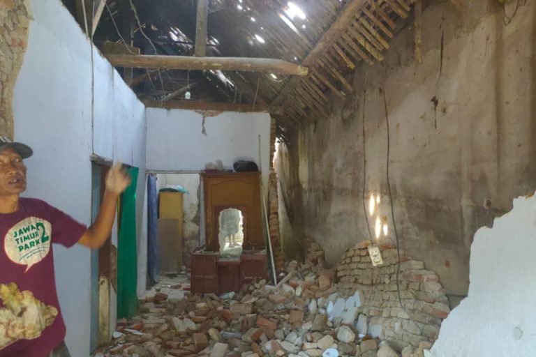 Dinding sebuah rumah milik warga Turen Kabupaten Malang ambruk akibat gempa 6,1 SR. (Foto : KSR PMI Turen).