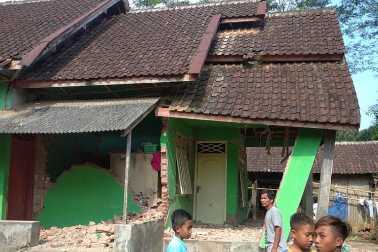 Sebuah rumah rusak akibat gempa berkekuatan 6,1 SR. (Foto : BPBD Kabupaten Malang)