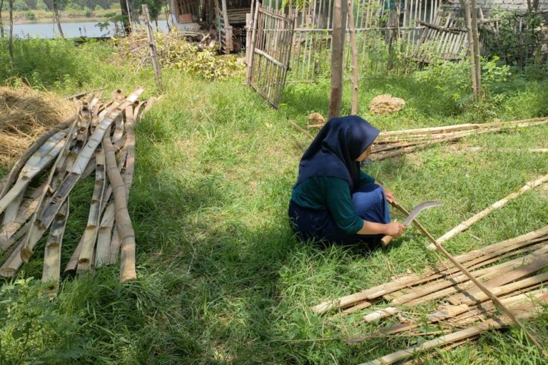 Wasilah, anggota Gubuk Tani Milenial sedang mempersiapkan pembuatan kompos dari jerami di dekat sekretariat. (Dok Gubuk Tani Milenial).