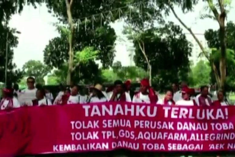 Mrakat Adat Tanah Batak, protes atas penguasaan hutan adat oleh berbagai perusahaan. Foto: Ayat S Karokaro/ Mongabay Indonesia