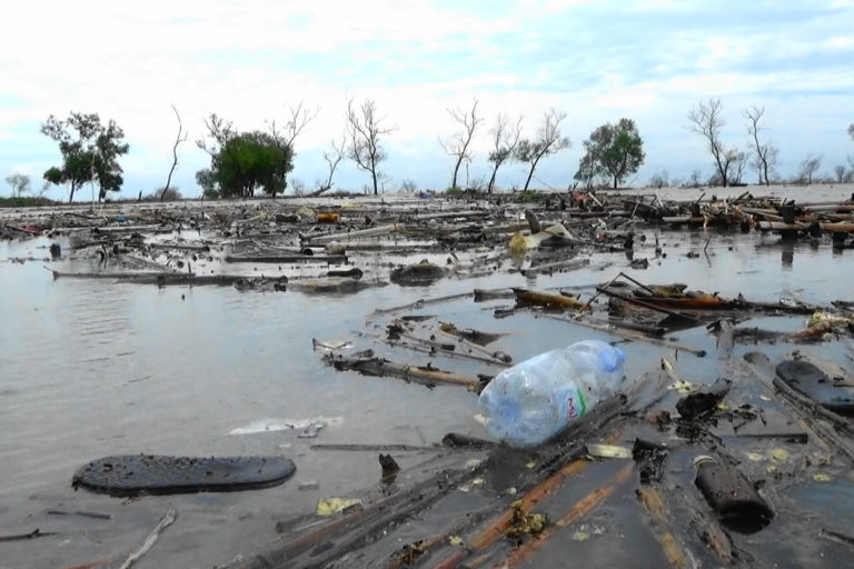 Sampah dan abrasi di pesisir Demak. Foto: Nuswantoro/ Mongabay Indonesia