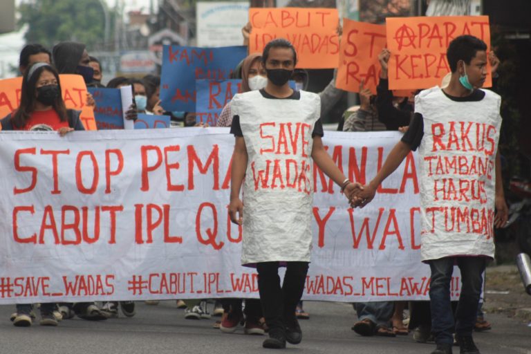 Aksi masyarakat yang protes terhadap banyaknya jerat hukum pada para pembela lingkungan, seperti dalam kasus penambangan di Wadas. Foto: Nuswantoro/ Mongabay Indonesia