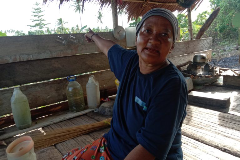 Mama Yani, di tempatnya berteduh di kebun yang hanya 500 meter. Foto: Ajun Thaher/ Mongabay Indonesia