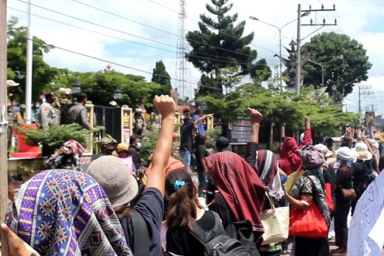 Aksi protes warga Dairi, atas rencana operasi perusahaan tambang seng. Foto: Ayat S Karokaro/ Mongabay Indonesia