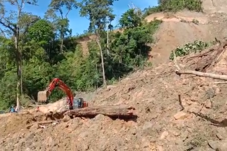 Alat berat menggali longsoran untuk mencari warga yang tertimbun di area proyek PLTA BAtang Toru. Foto: Ayat S Karokaro/ Mongabay Indonesia