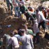 Pencarian korban tertimbun longsor di area pembangunan proyek PLTA BAtang Toru. Foto: BNPB