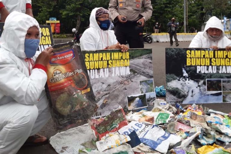 Aksi protes Ecoton di Monas, Jakarta, pencemaran sungai-sungai di Jawa, awal Mei lalu. Foto: Ecoton