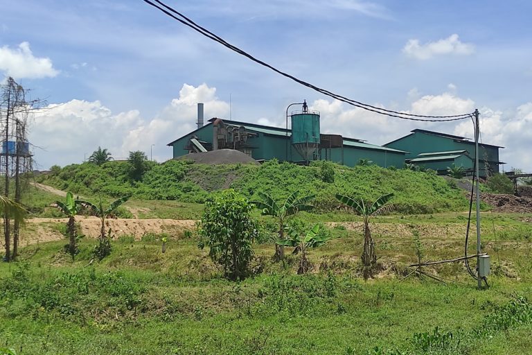 Pabrik PT. Agro Artha Surya (AAS) yang terletak di i Desa Pangeya Idaman, Kecamatan Wonosari, Boalemo, Gorontalo. Pabrik tersebut juga tak jauh dari pemukiman Warga, yang berjarak sekitar 1 kilometer (Foto: Sarjan Lahay)
