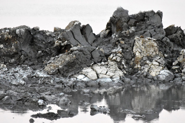Gumpalan lumpur Lapindo di Porong, Kabupaten Sidoarjo, Jawa Timur yang telah mongering. Hingga kini, lumpur yang keluar sejak 29 Mei 2006 itu terus menyembur.