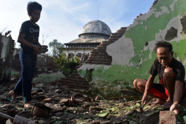 Maduri, salah satu warga korban lumpur Lapindo memilah batu bata di bekas bangunan SDN Besuki. Foto: A Asnawi/ Mongabay Indonesia