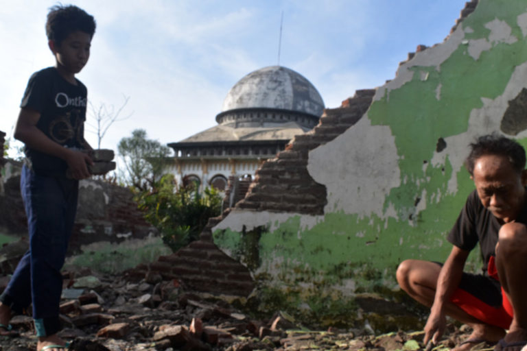 Warga korban lumpur Lapindo, kehilangan ruang hidup. Sebagian walau sudah pindah, tetapi ada yang masih kembali untuk melihat atau memanfaatkan yang tersisa, seperti memilah batu bata. Foto: A. Asnawi/ Mongabay Indonesia