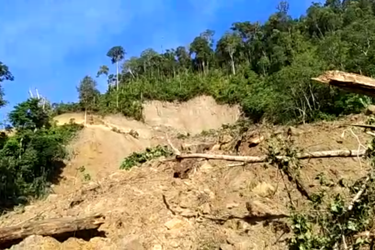 Longsor terjadi di area proyek PLTA BAtang Toru. Foto: Ayat S Karokaro/ Mongabay Indonesia