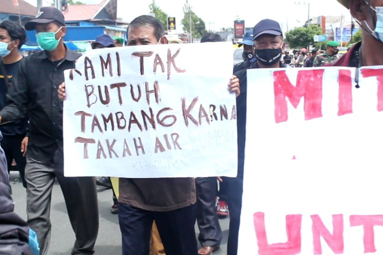 Warga Dairi tolak tambang PT Dairi Prima Mineral. Foto: Ayat S Karokaro/ Mongabay Indonesia